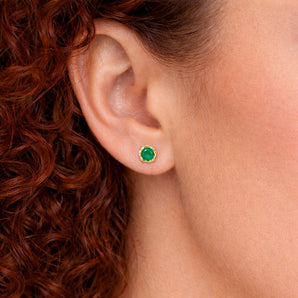 Urban Pizazz Model with Red Curly Hair wearing 9ct Gold Emerald Cubic Zirconia Circle Stud Earrings